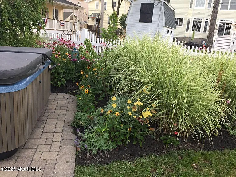 330 Sylvania Ave — Photo 43