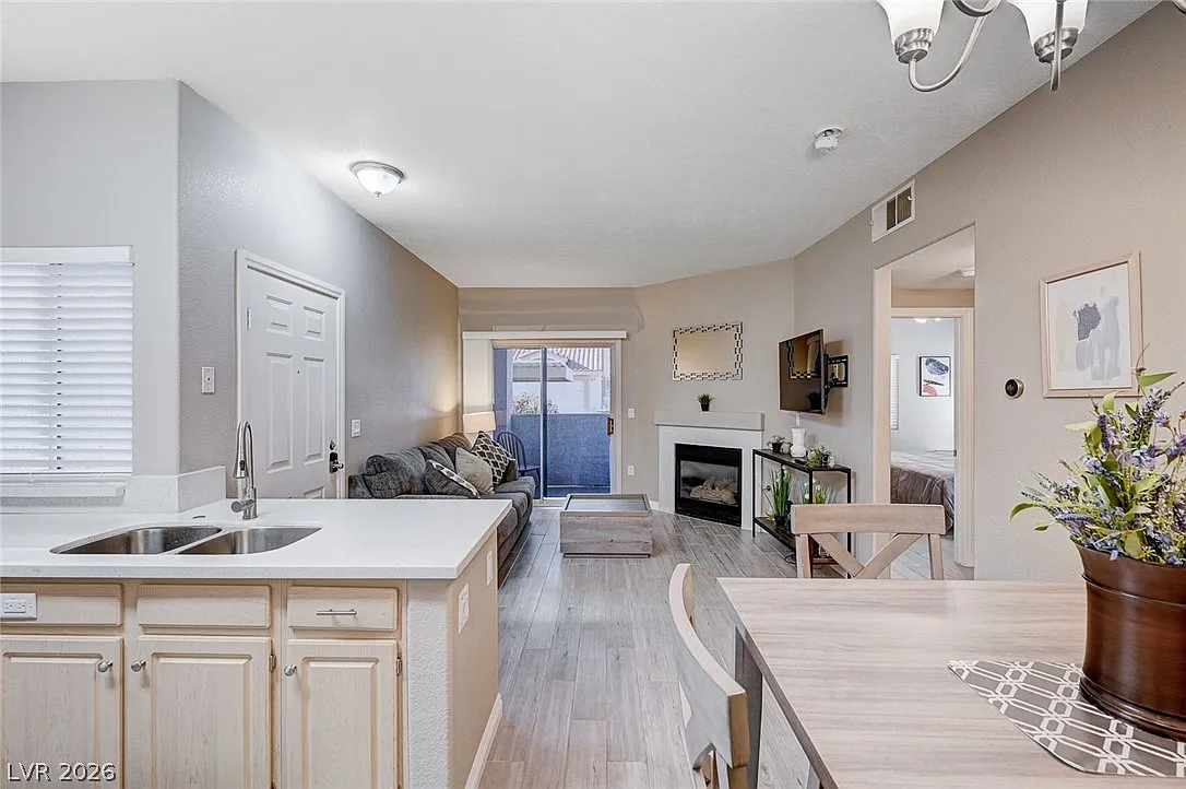 1 bed, 1.0 bath, 710 sqft, $3,000 — Photo 3
