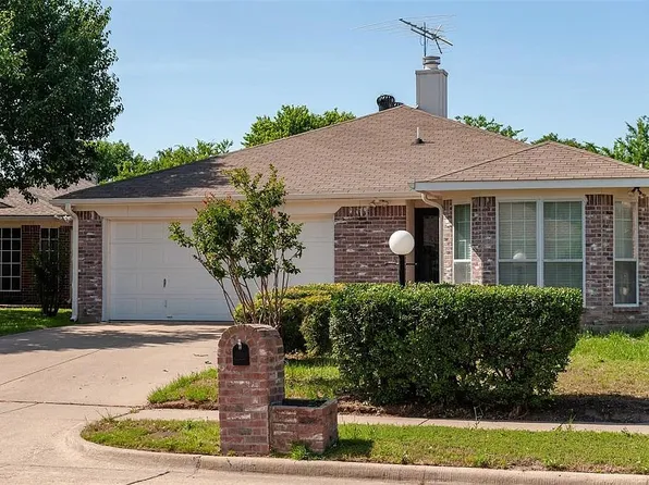 10820 Pebblecreek Ct, Benbrook, TX 76126