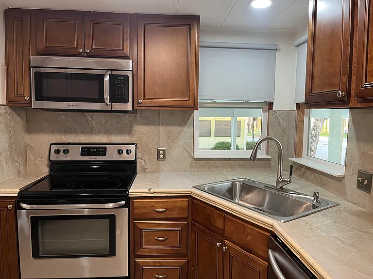2425 Harden Blvd — Photo 12