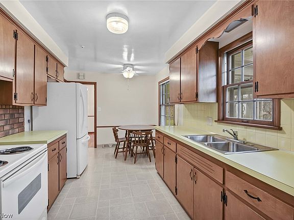 3rd image of 25891 Chaucer Dr