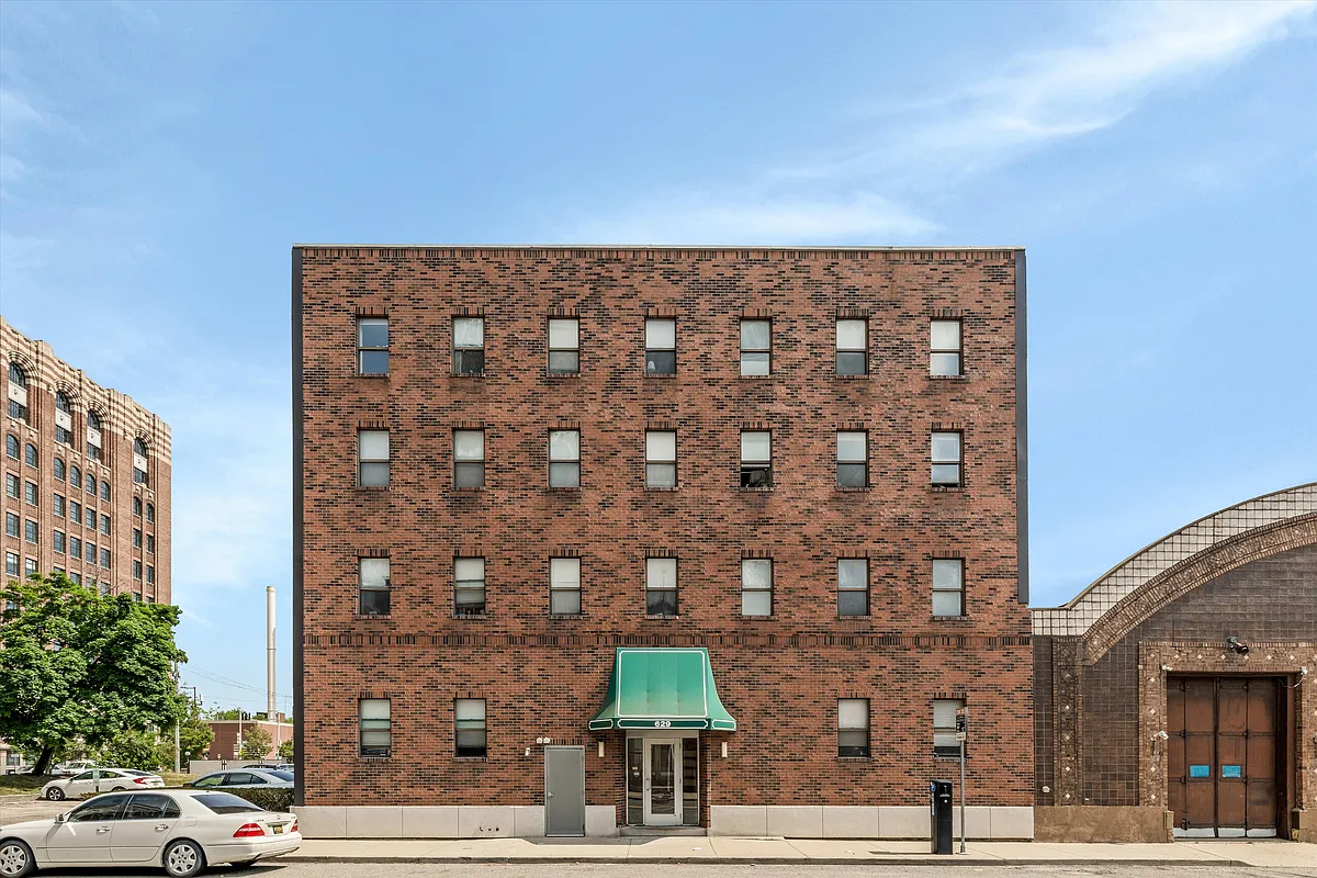 Building Photo - Studio 629