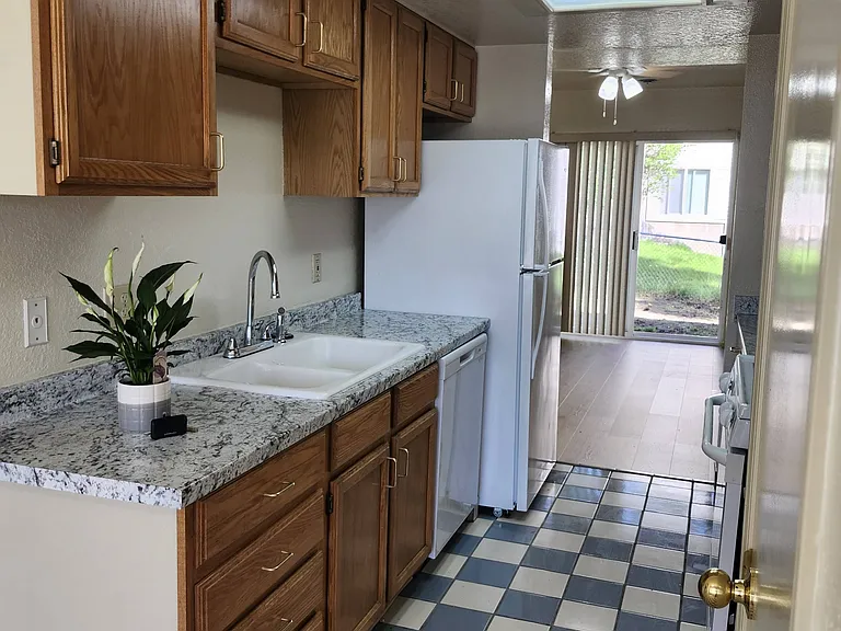 15170 N Stevens St #B — Photo 8