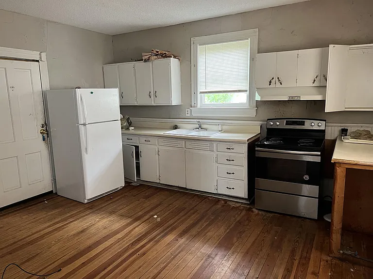 212 E Capitola Ave — Photo 4