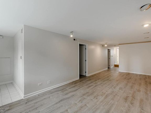 3rd image of 1508 W Diversey Pkwy #1