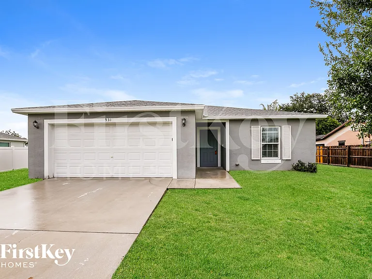 931 SE Thornhill Dr — Photo 1