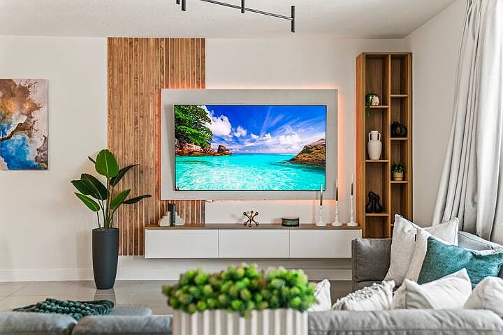 La luminosa y espaciosa sala de estar cuenta con un televisor de pantalla plana, perfecto para una noche de cine o ponerse al dia con tus programas favoritos