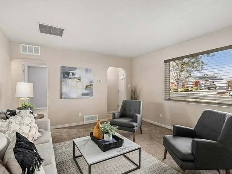 1050 Locust Pl — Photo 3