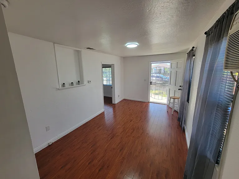 N Soldano Ave — Photo 8