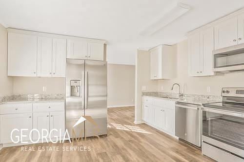 5th image of 2221 Perrin Dr