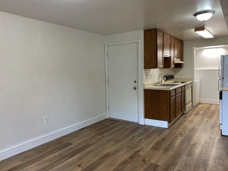 524 N Frey Ave #B — Photo 10