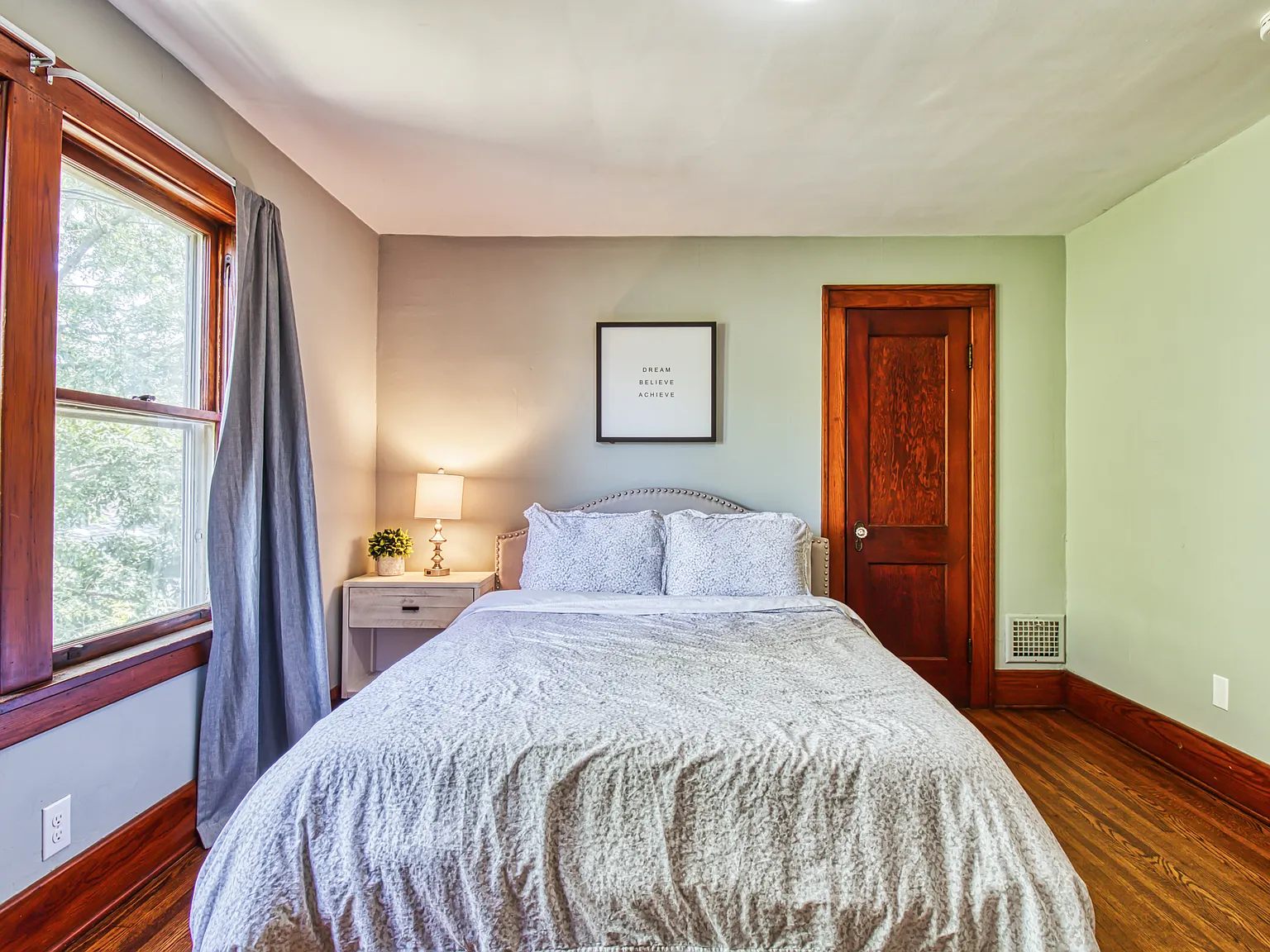 237 W Girard — Photo 2