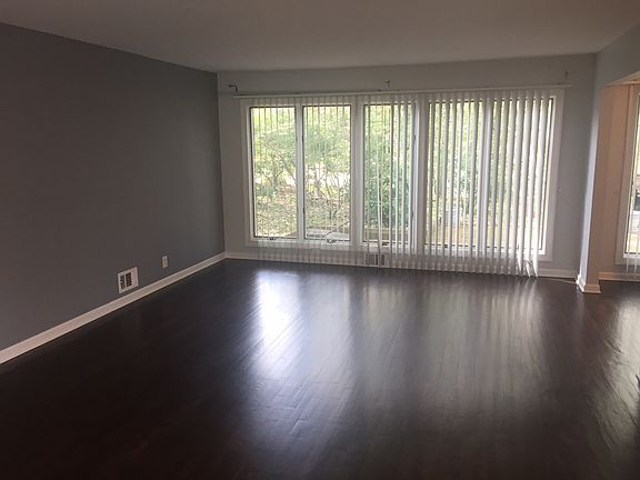 3rd image of 915 Kearney Dr