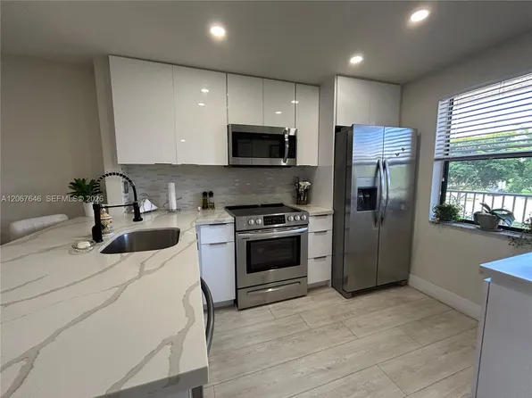 10130 Sunrise Lakes Blvd APT 207, Sunrise, FL 33322