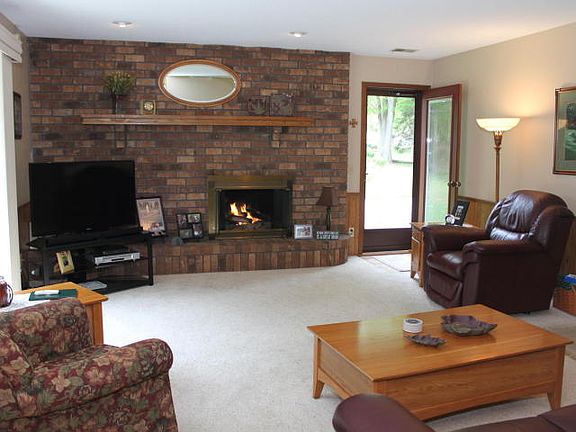 4th image of 15332 Harry St
