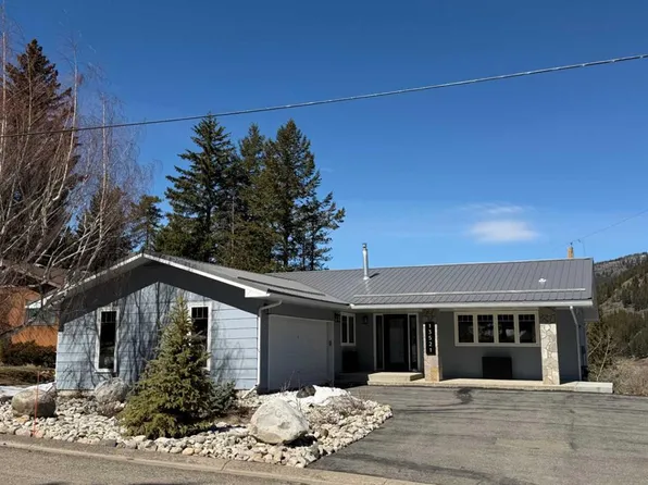 13521 S 15th Ave, Crowsnest Pass, AB T0K 0E0
