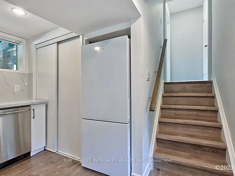 27 Heathview Ave #LOWER — Photo 6