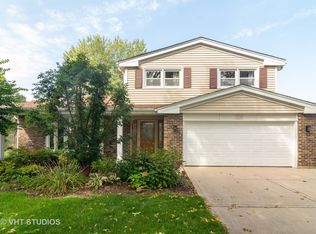 3039 Huntington Dr, Arlington Heights, IL 60004