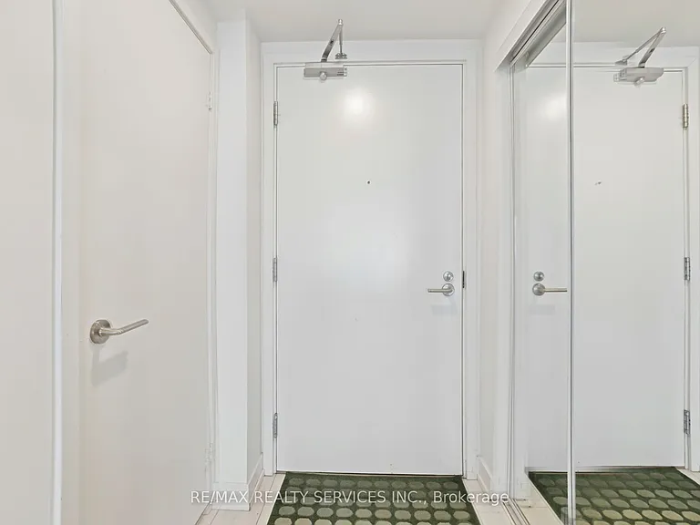 19 Western Battery Rd #2121 — Photo 4