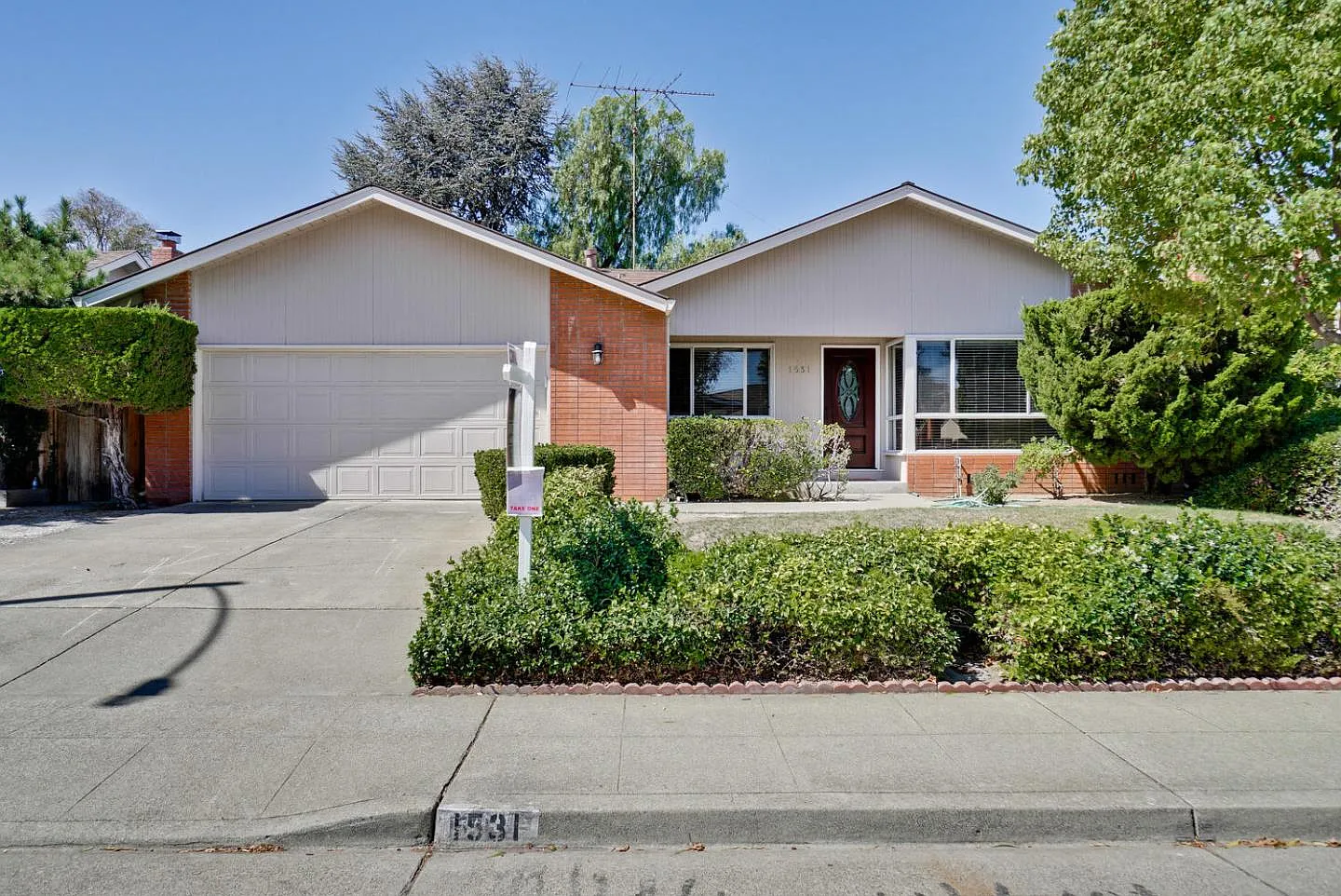 1531 Blackhawk Dr photo 1