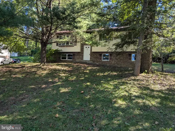 78 Sweet Arrow Lake Rd, Pine Grove, PA 17963