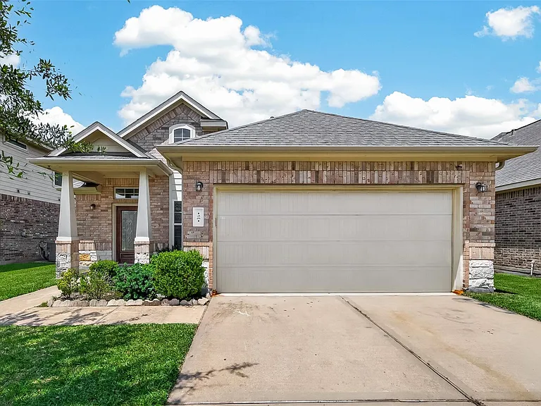 1251 S Maple Dr — Photo 2