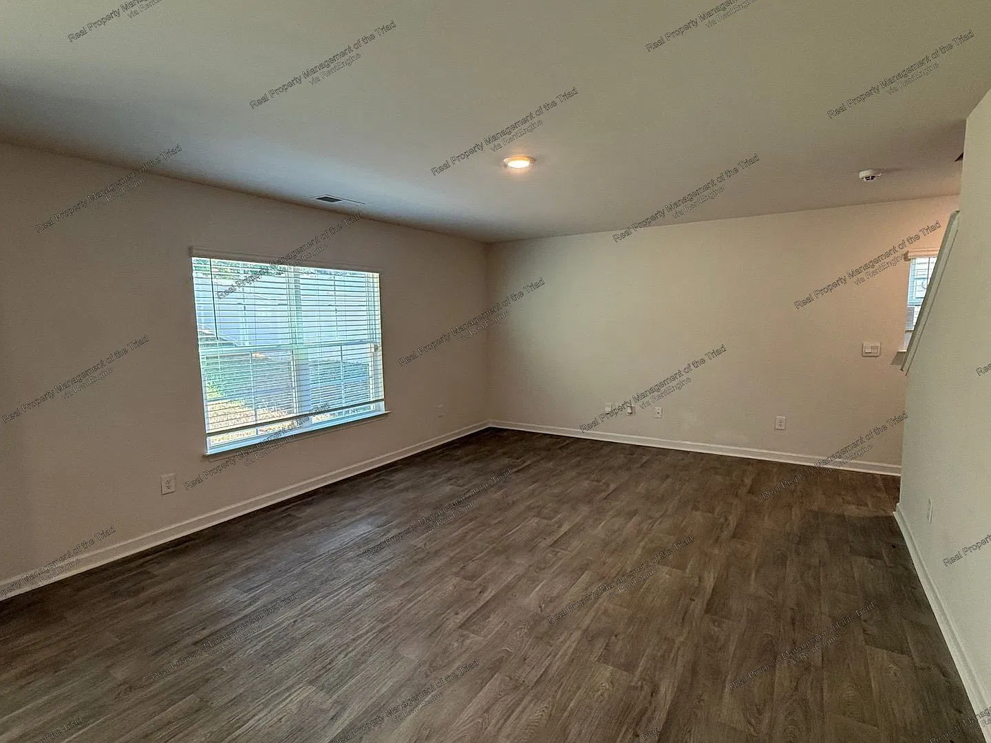 4 bed, 2.5 bath, 2220 sqft, $1,895 — Photo 3
