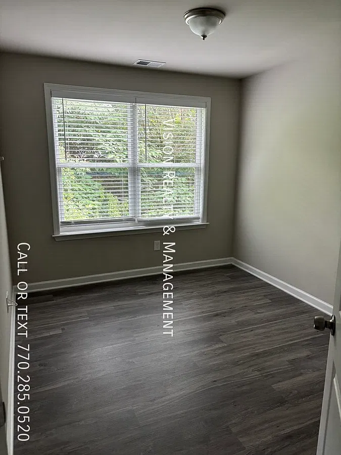 Beautiful 3 BD/ 2.5 BA Townhome MOVE in READY — Photo 3