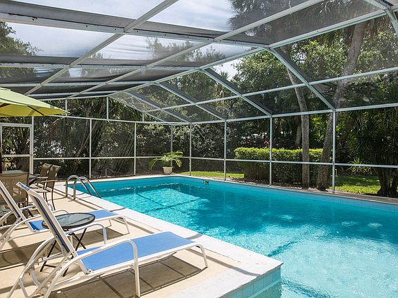 LARGE SCREENED & HEATED POOL
