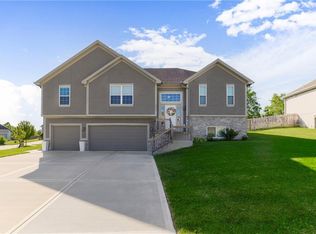 9411 N Summit St, Kansas City, MO 64155