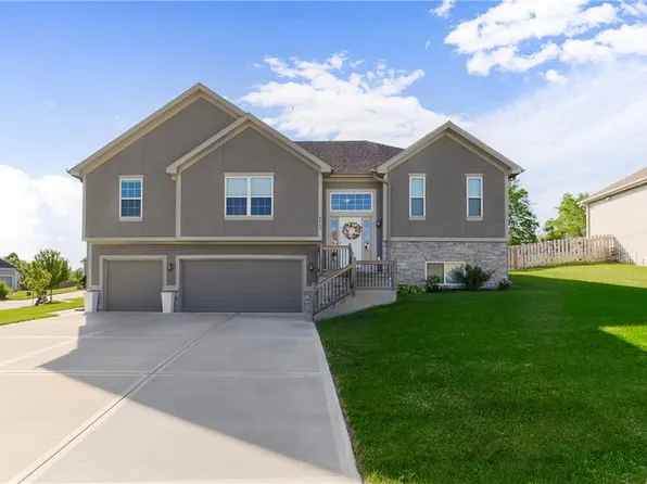 9411 N Summit St, Kansas City, MO 64155