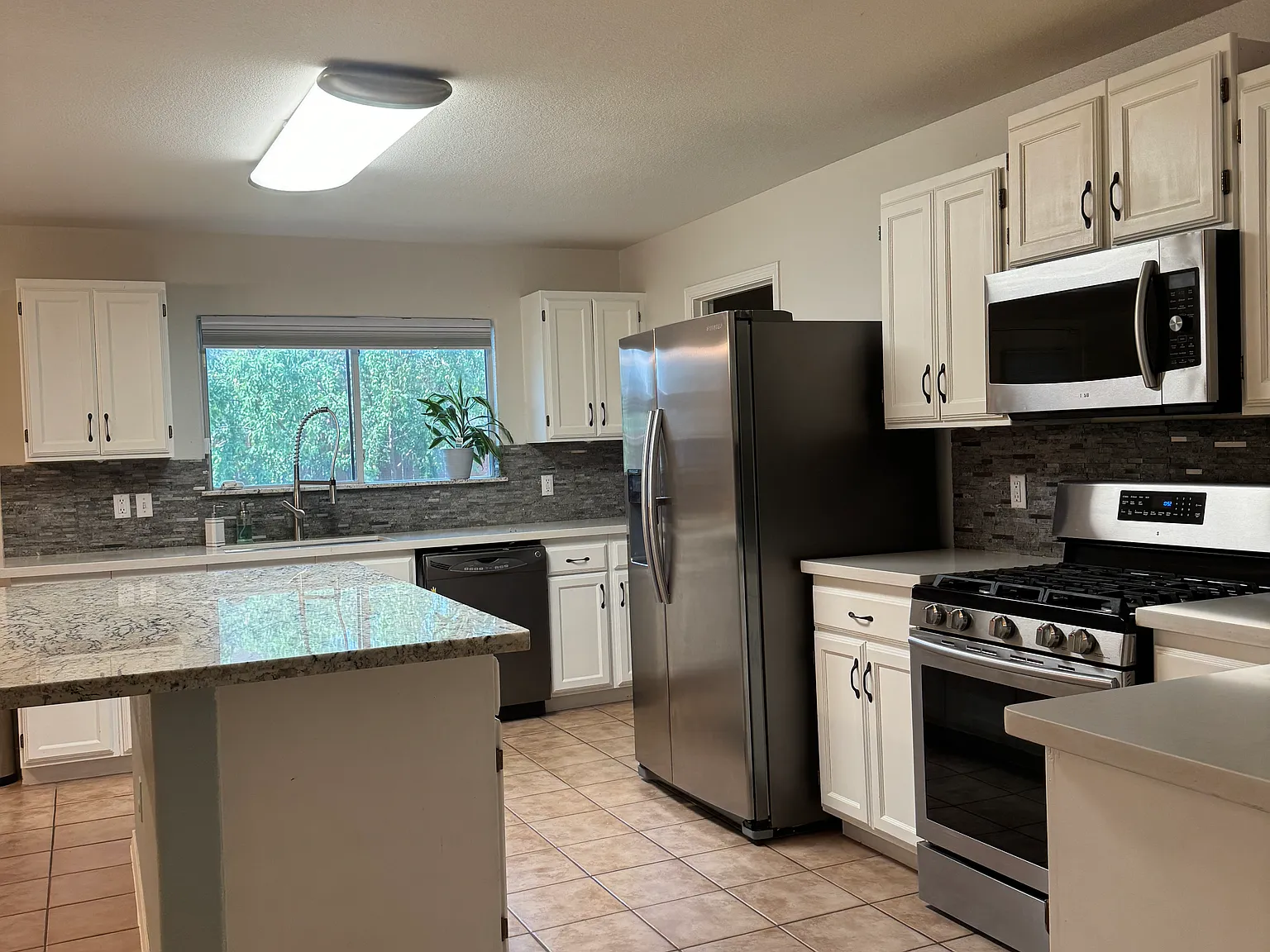 3 bed, 1965 sqft, $1,800 — Photo 4