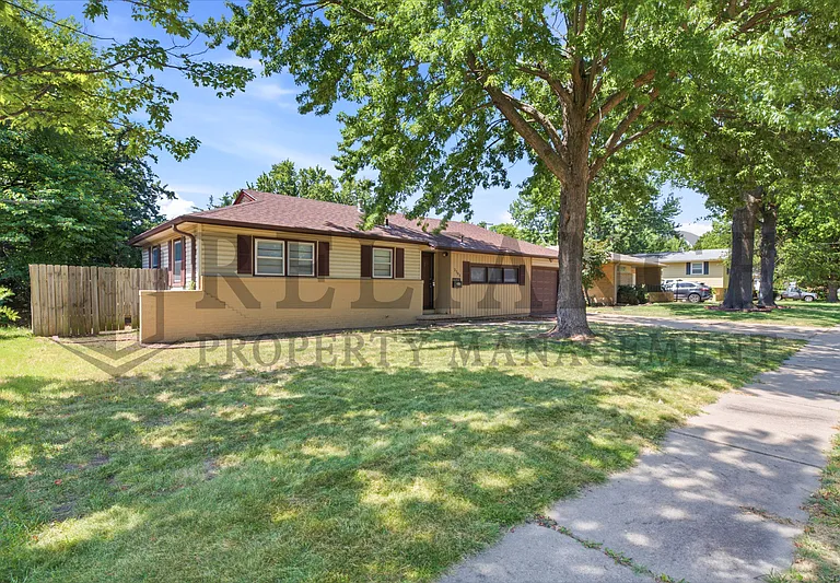 2103 W Columbine Ln — Photo 2