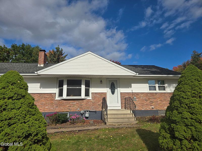 3rd image of 242 Pinewood Drive
