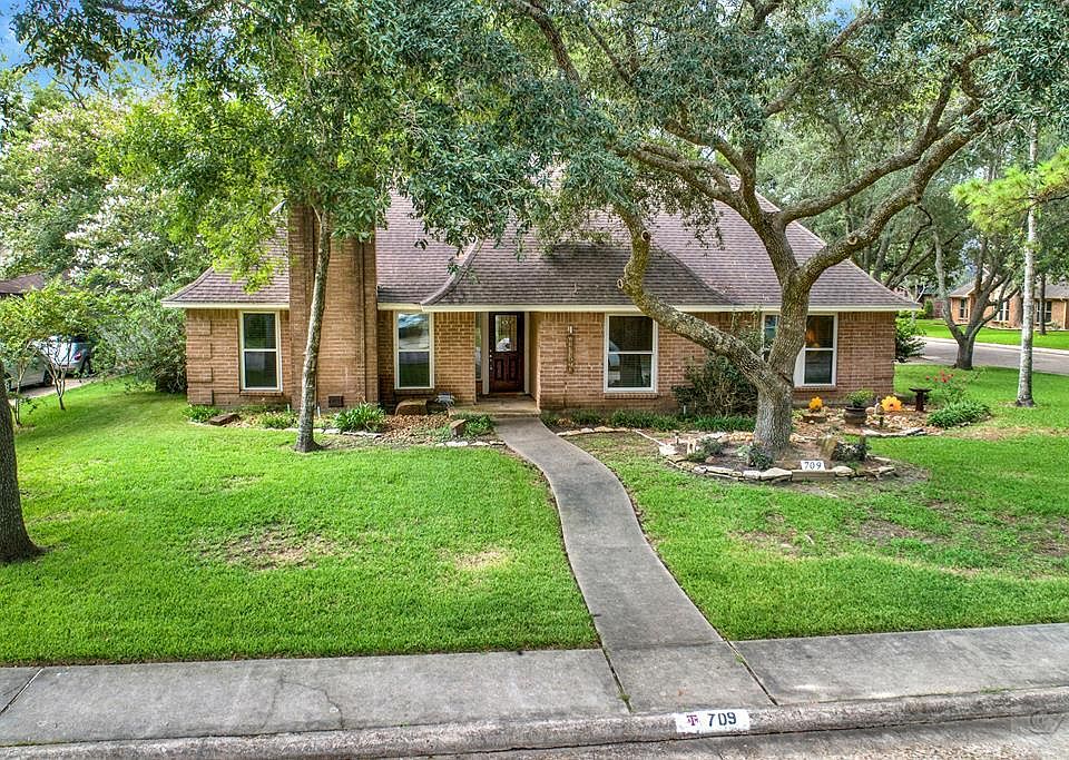 1st image of 709 Olde Oak Dr
