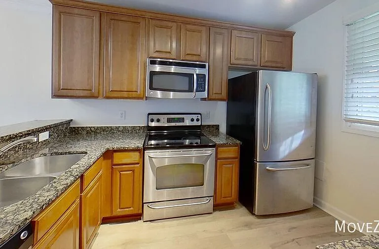 1336 Green Oaks Ln #E — Photo 10