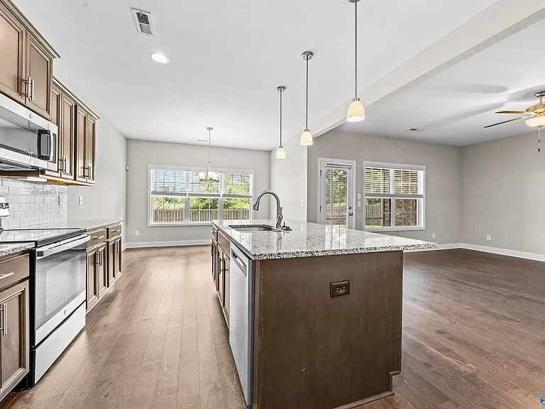 104 Erskin Parcus Dr — Photo 12