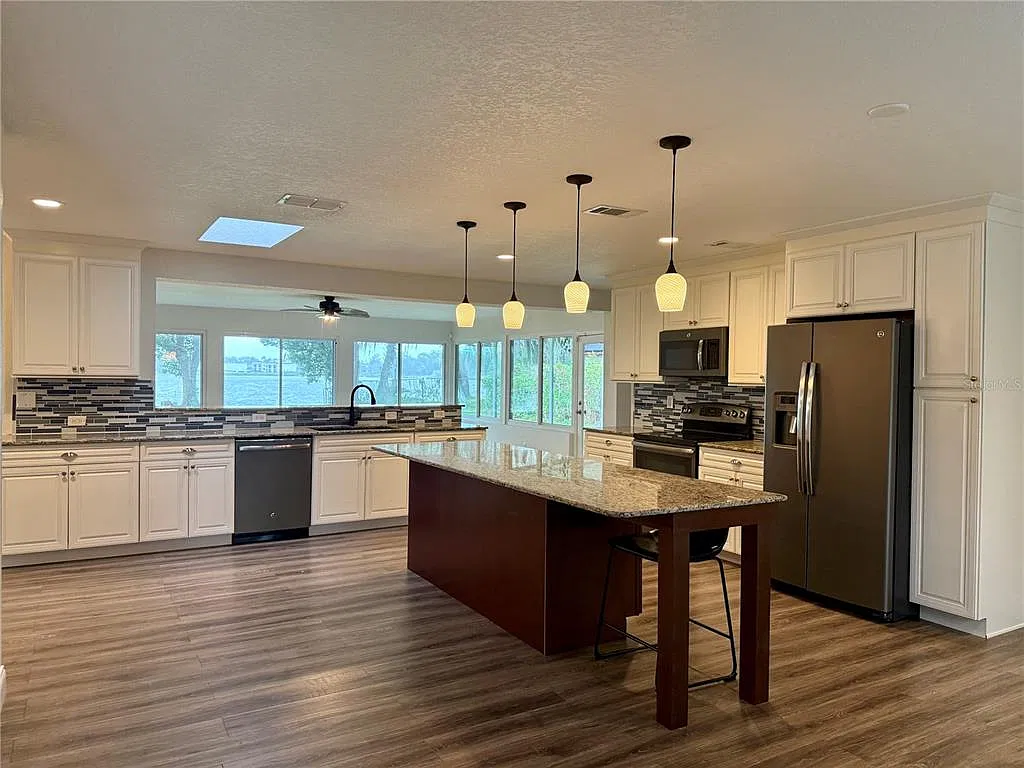 4 bed, 2.0 bath, 2548 sqft, $3,900 — Photo 3
