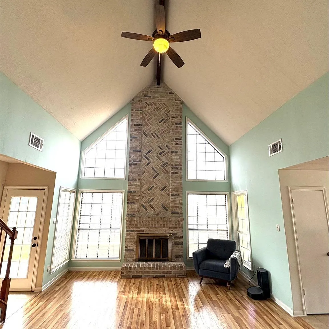 4 bed, 3.0 bath, 2305 sqft, $2,200 — Photo 3