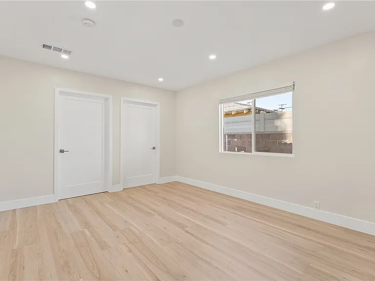 14926 Kittridge St — Photo 14