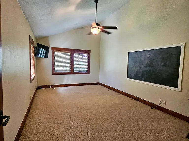 3866 Holiday Curve Dr — Photo 14
