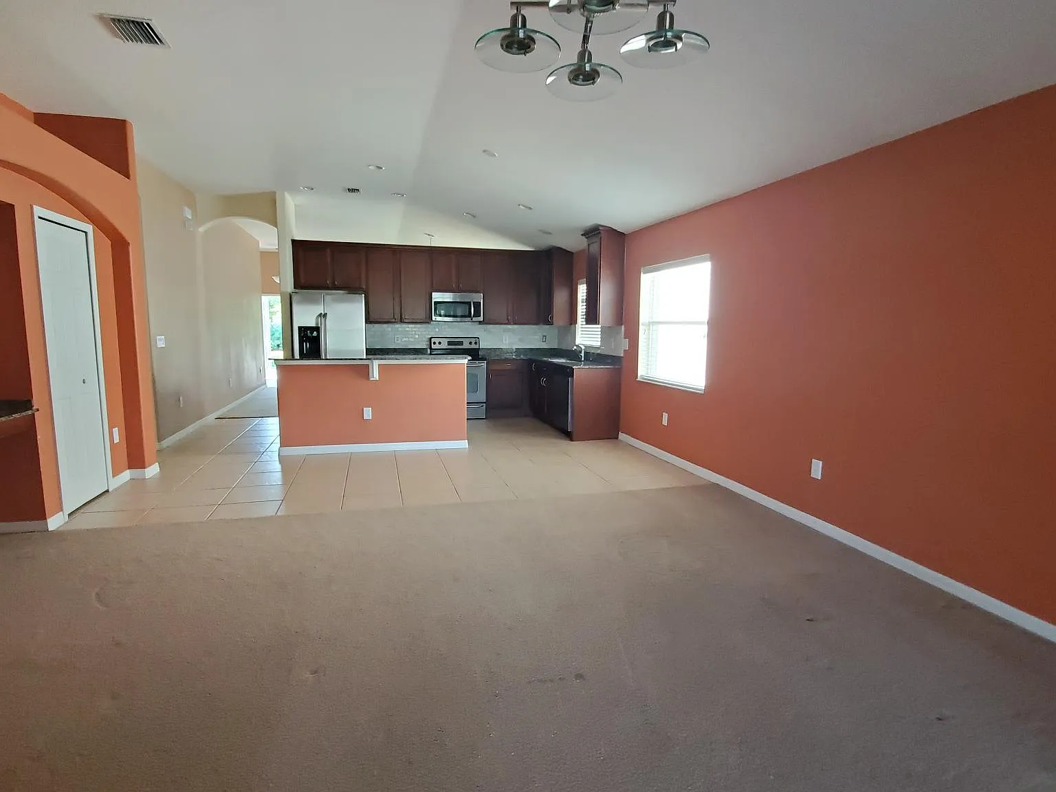 3 bed, 2045 sqft, $2,500 — Photo 2