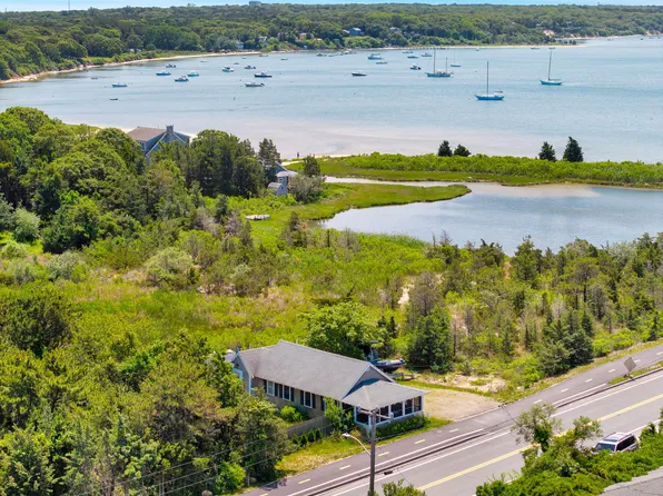 32 Beach Rd, Oak Bluffs, MA 02557