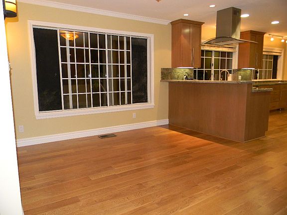 dinette area next to kitchen