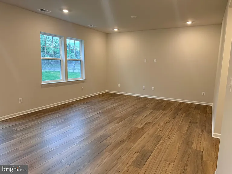 19 Forest Grove Ave — Photo 32