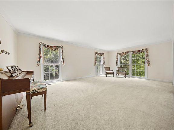 3rd image of 132 Wagon Wheel Ln