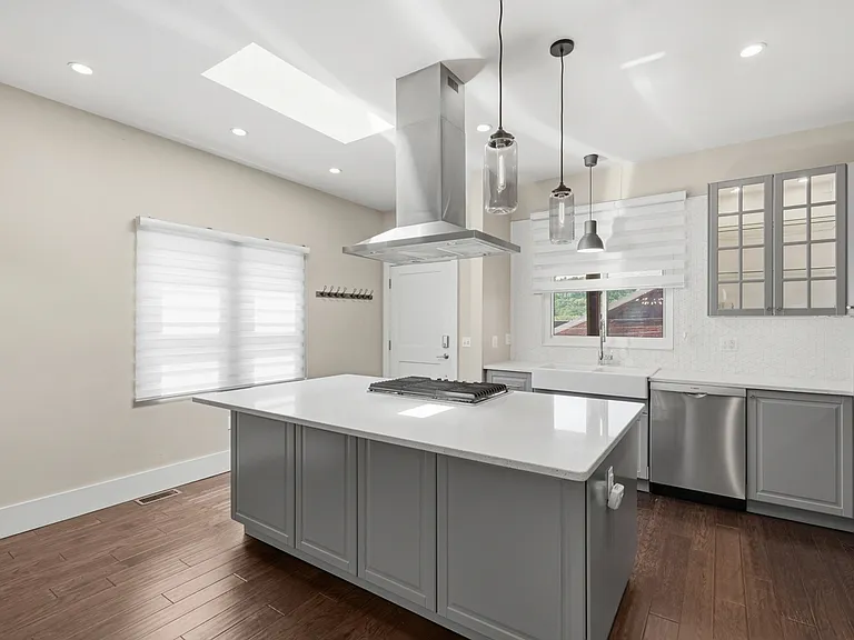 5641 Carnegie St — Photo 3