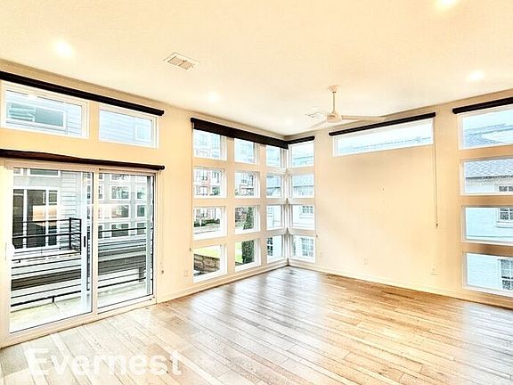 3rd image of 2528 N Fitzhugh Ave APT 102