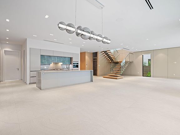 5th image of 425 NE 10th Avenue