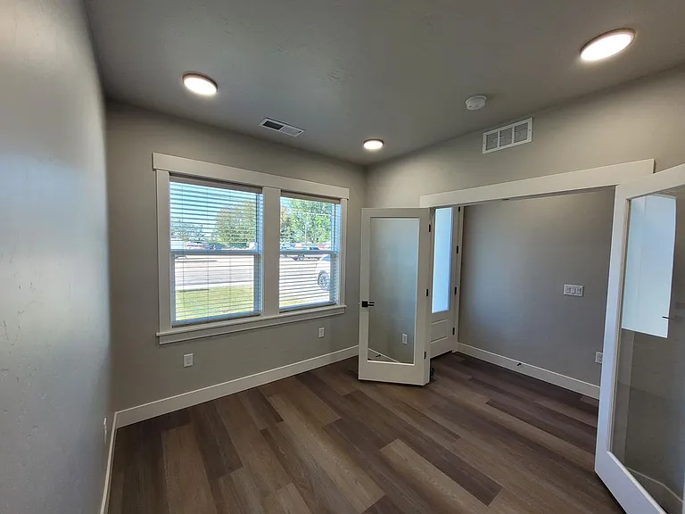 546 W Broadway Ave — Photo 18